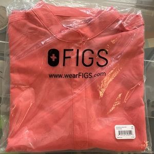 New figs scrub top runs big